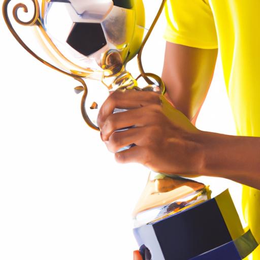 Hình ảnh cận cảnh cầu thủ bóng đá Brazil cầm chiếc cúp vô địch World Cup