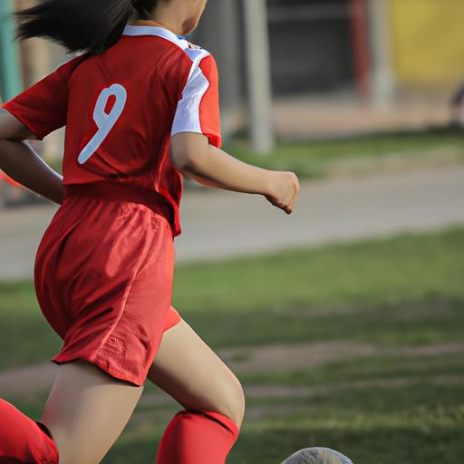 Cầu thủ bóng đá nữ Việt Nam đi bóng