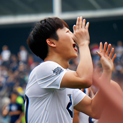 Son Heung-min ăn mừng bàn thắng cùng người hâm mộ